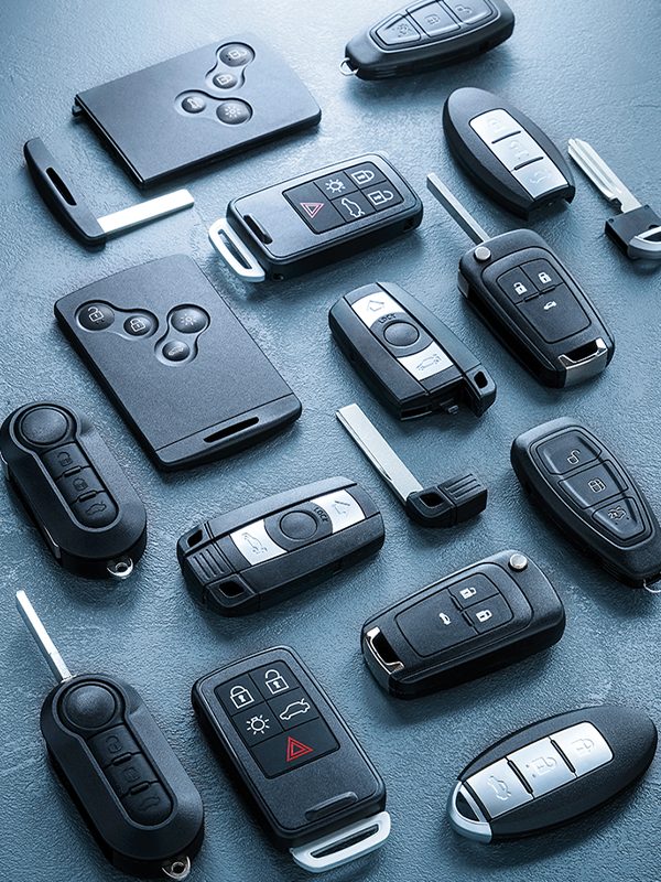 Verschillende autosleutels naast elkaar, waaronder Renault-sleutelkaarten, klapsleutels en smartkeys