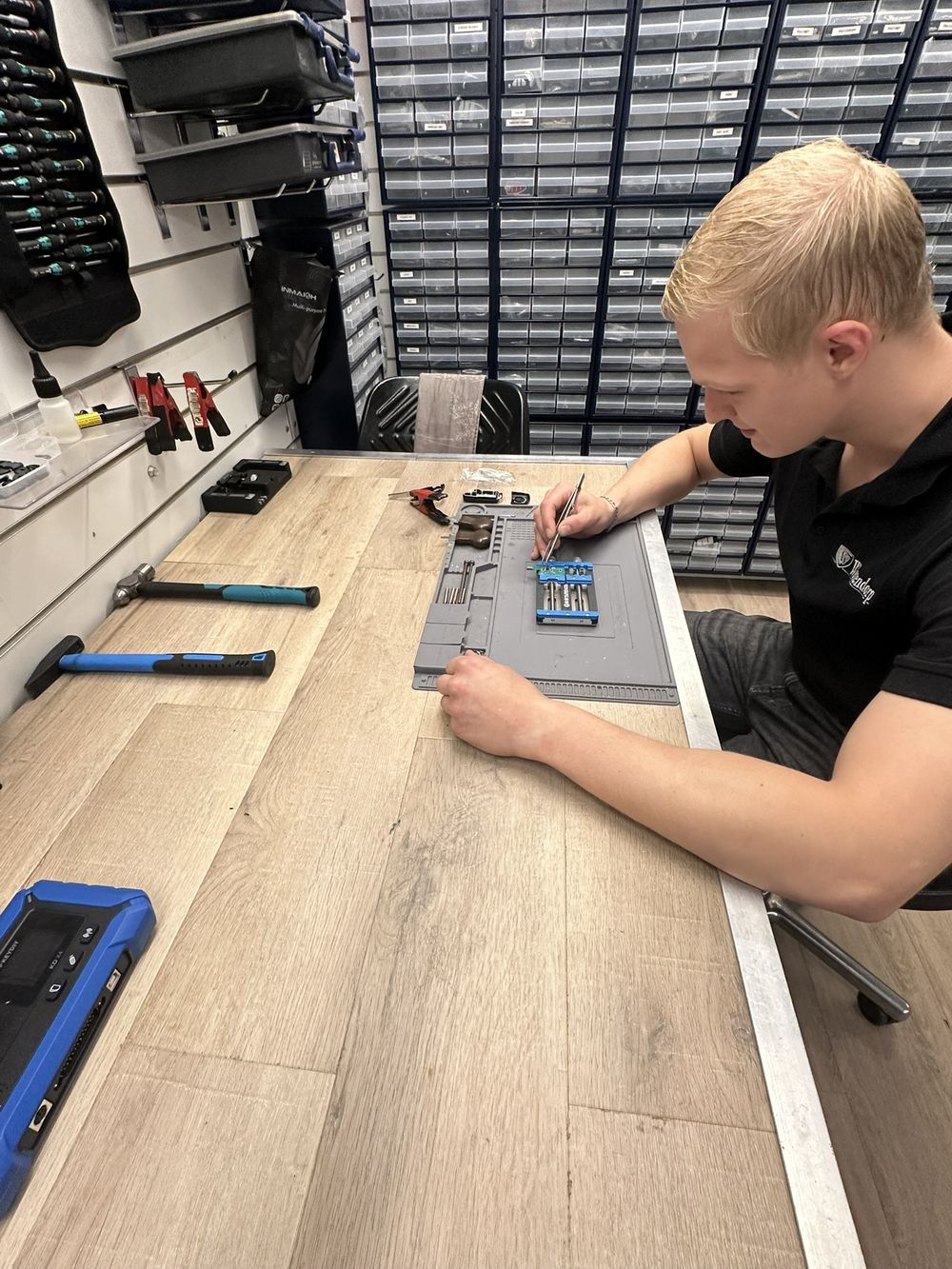Kapotte autosleutel wordt gerepareerd aan de werkbank