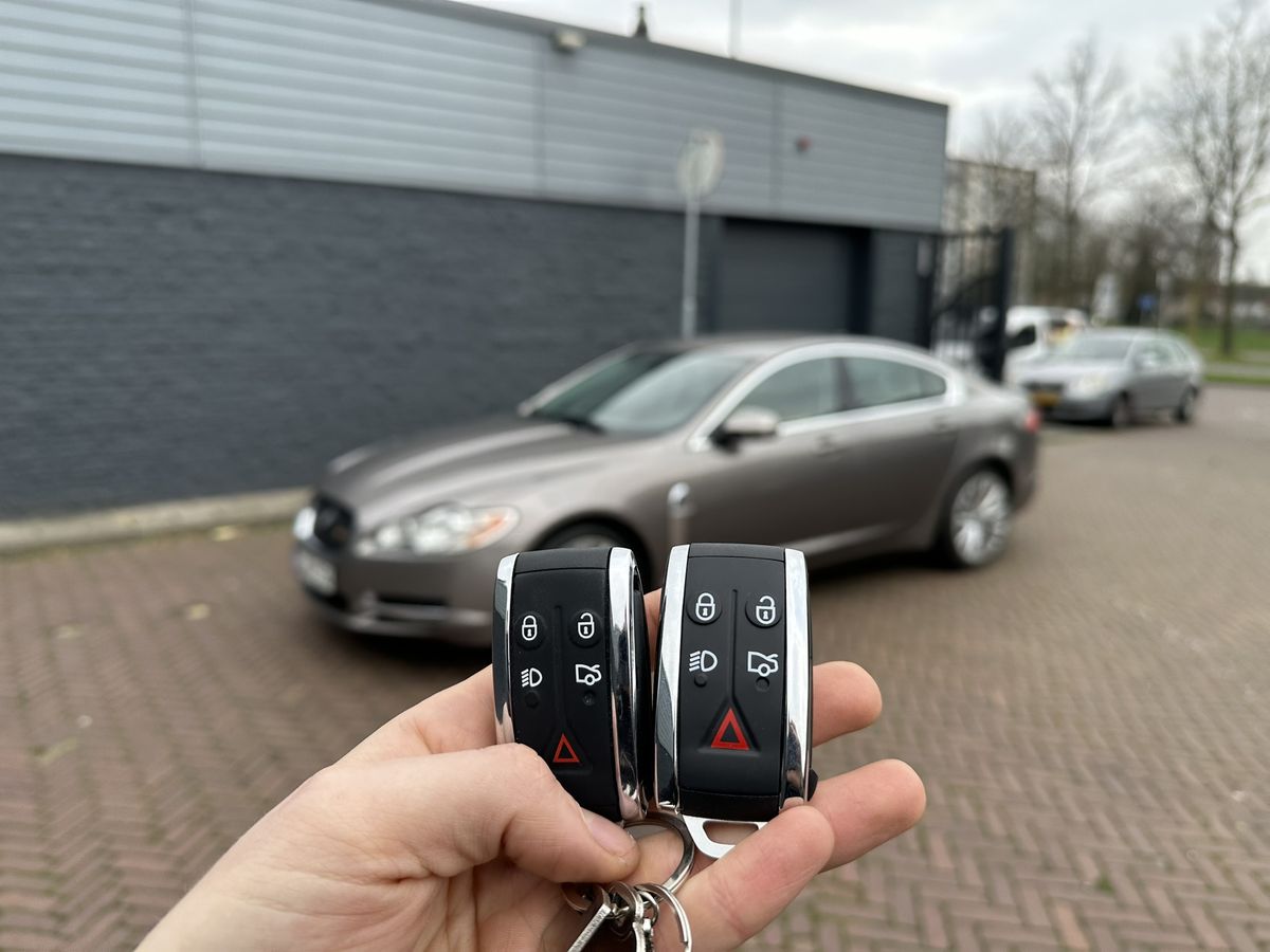 Twee Jaguar-smartkeys voor een Jaguar XF