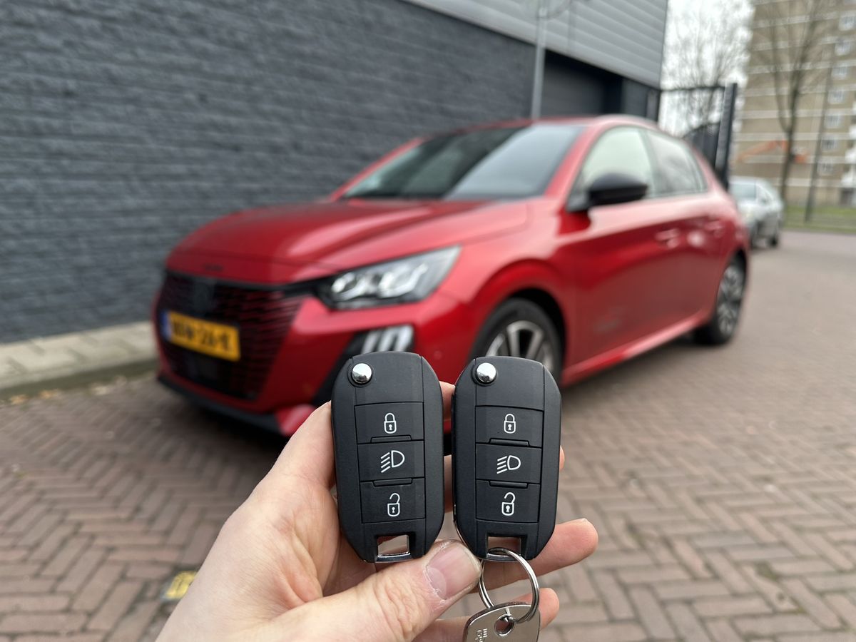 Twee Peugeot-klapsleutels bijgemaakt voor een rode Peugeot 208