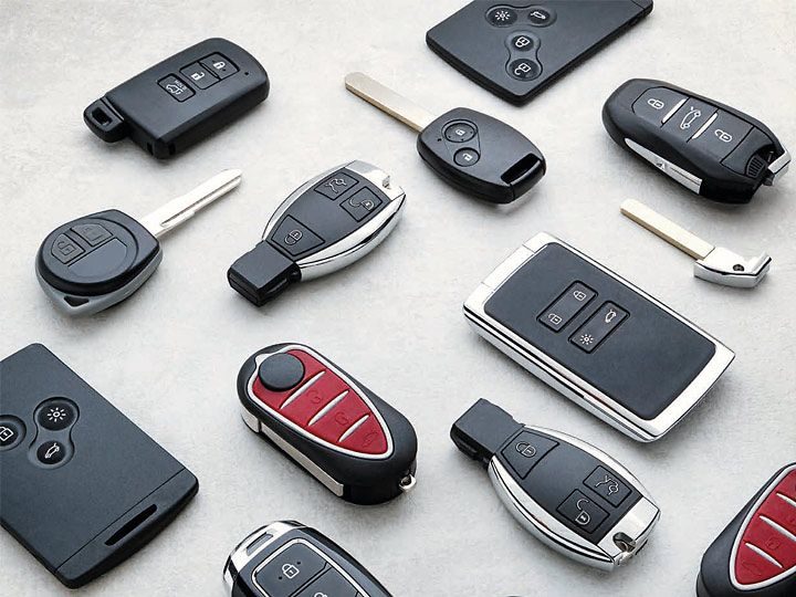 Verschillende autosleutels op een werkbank